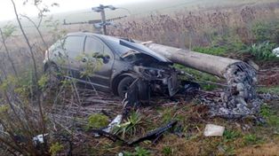 Tumbó con el auto un poste de electricidad y el pueblo quedó sin luz.
