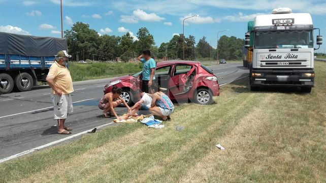 Volcó un camión cargado de papas frente a La Tatenguita tras chocar contra un auto