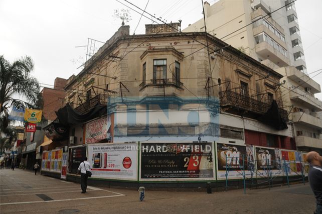 Es inminente la demolición de una casa, en la esquina de San Martín y La Rioja