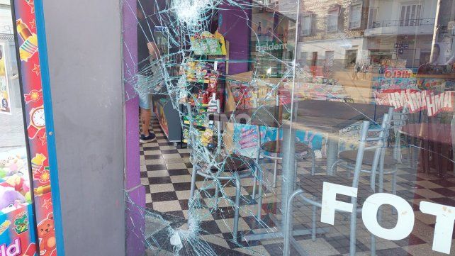 Los delincuentes rompieron el vidrio e ingresaron al drugstore