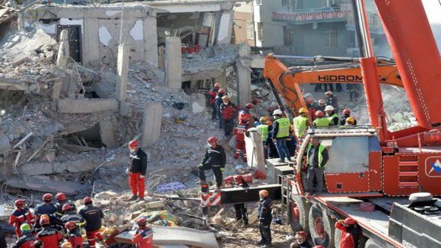 Equipos de rescate en Turquía y Siria trabajan desde el lunes a contrarreloj y frente a un frío intenso para buscar entre los escombros a sobrevivientes del devastador sismo que afectó a ambos países. La catástrofe provocó más de 5.000 muertos y miles de heridos