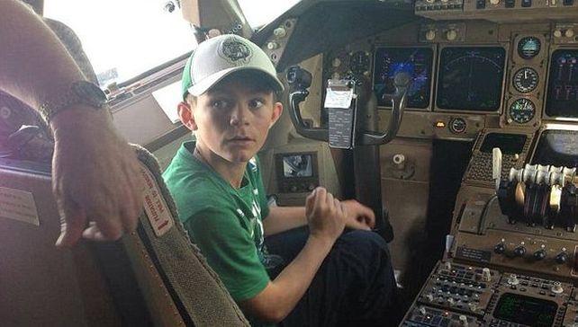 Louis posa en la cabina del avión que lo llavaría a Estados Unidos. (Foto: Telecinco.es)