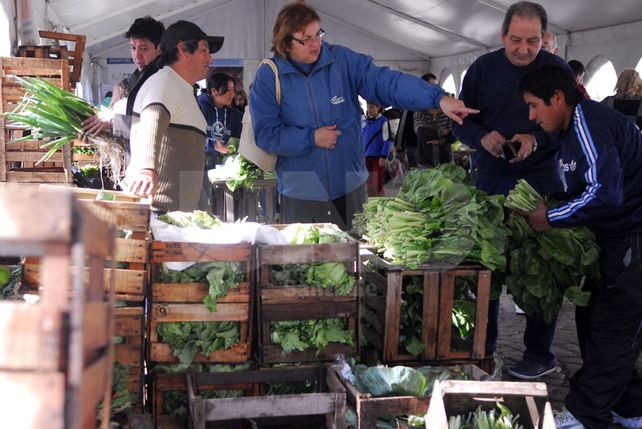 La explanada de la Legislatura se convirtió en una gran feria de productores