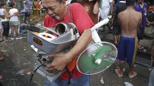 La gente camina por la calle como zombies buscando comida, es como una película