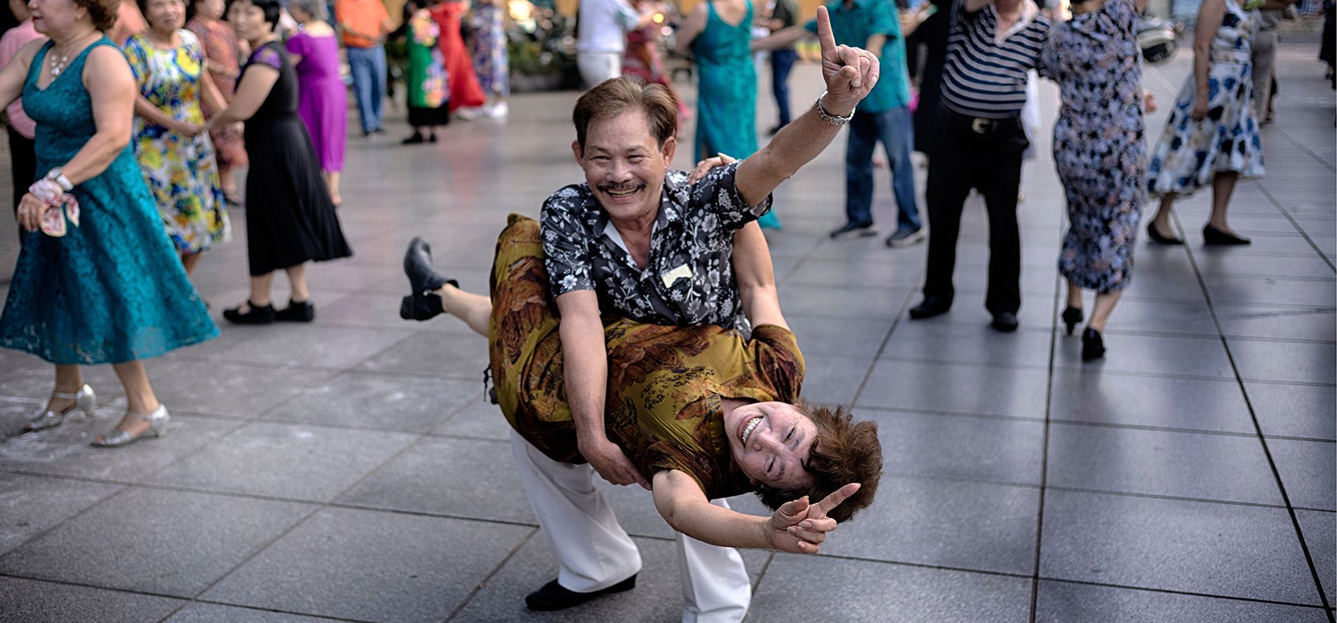 Una pareja vietnamita practica baile de salón como parte de su ejercicio matutino a orillas del lago Hoan Kiem en Hanoi, Vietnam, el viernes 2 de mayo de 2025. (Foto AP/Richard Vogel) Una pareja vietnamita practica baile de salón como parte de su ejercicio matutino a orillas del lago Hoan Kiem en Hanoi, Vietnam, el viernes 2 de mayo de 2025. (Foto AP/Richard Vogel)