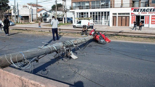 La caída del poste golpeó a un motociclista en Concepción del Uruguay.