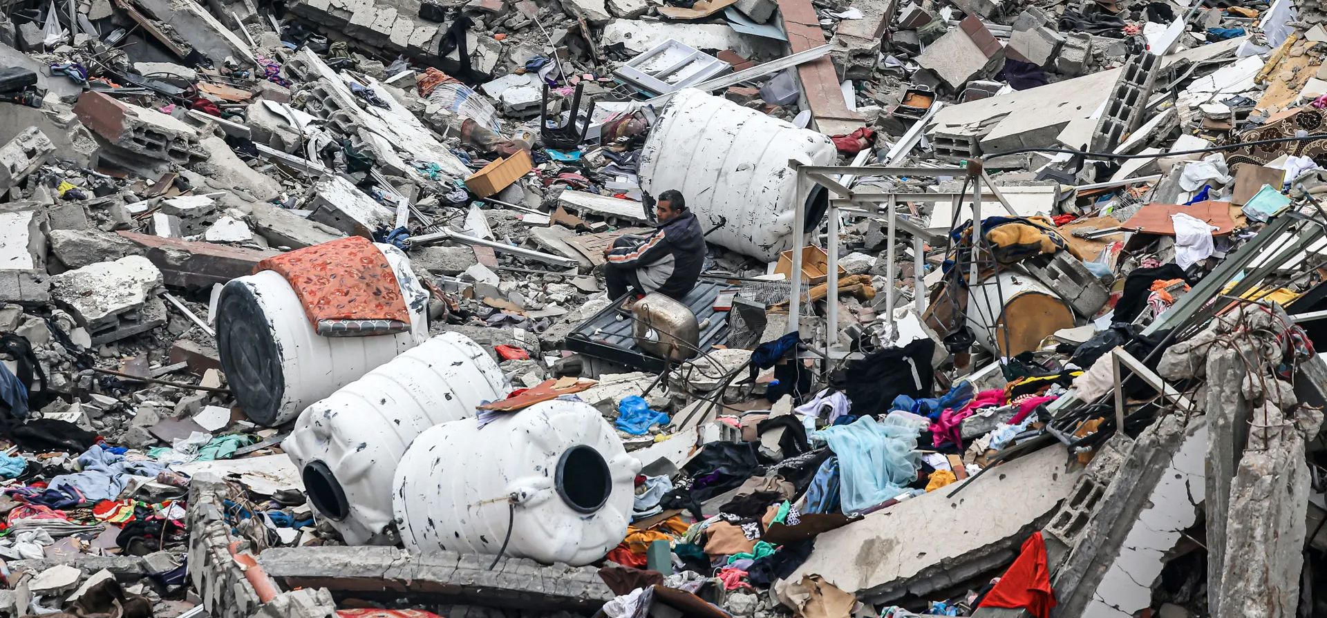 Palestinos inspeccionan la destrucción causada por los ataques aéreos israelíes durante una pausa en los combates, Wadi Gaza, Franja de Gaza. Fotografía: Mahmud Hams/AFP/Getty Images Palestinos inspeccionan la destrucción causada por los ataques aéreos israelíes durante una pausa en los combates, Wadi Gaza, Franja de Gaza. Fotografía: Mahmud Hams/AFP/Getty Images