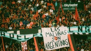 Malvinas, presente en el fútbol argentino: la bandera de la selección copó las canchas del país