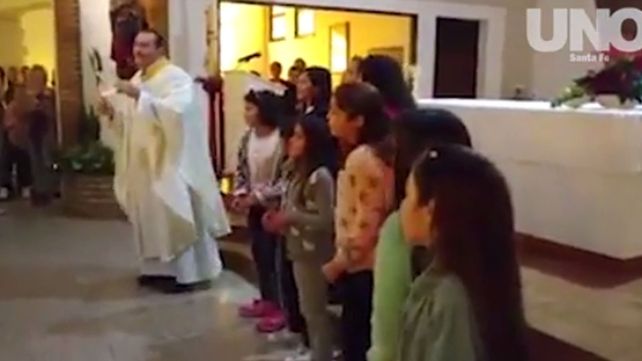 El hit de Despacito llegó a la misa de los domingos