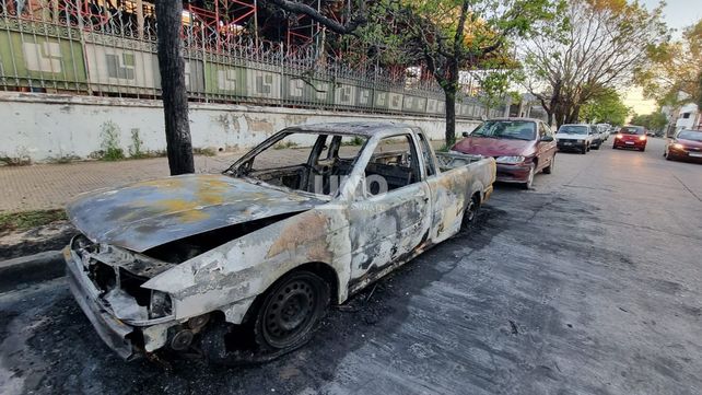 ¿Volvieron los quemacoches?: incendiaron una camioneta en barrio Candioti