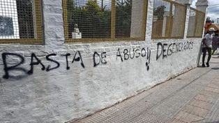Las paredes hablan. La bronca por los abusos también quedó grabada en los muros.&nbsp; 