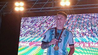 Lisandro Martínez no pudo contener su emoción luego de ser homenajeado por la ciudad de Gualeguay en donde nació.