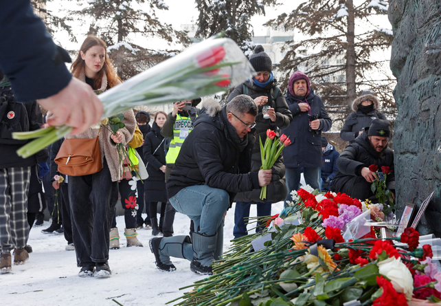 Los memoriales espontáneos a Navalny fueron eliminados durante la noche por los hombres del servicio secreto.