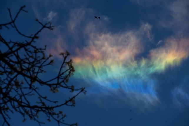 Un arcoiris distinto en el cielo de Rosario sorprendió durante el mediodía del martes.