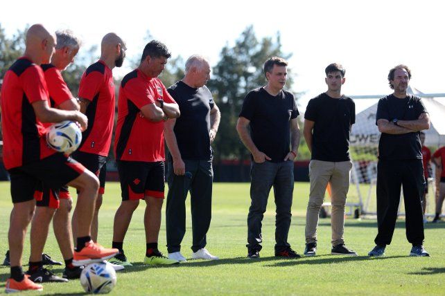 El presidente de Newell's, Ignacio Boero, y Roberto Sensino junto al cuerpo técnico de Orsi y Gómez.