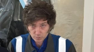 Javier Milei ve el partido con un mameluco de YPF.