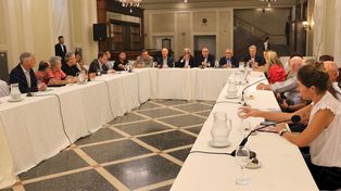 Los integrantes de la Multisectorial por la Paz, esta tarde, en la Bolsa de Comercio.
