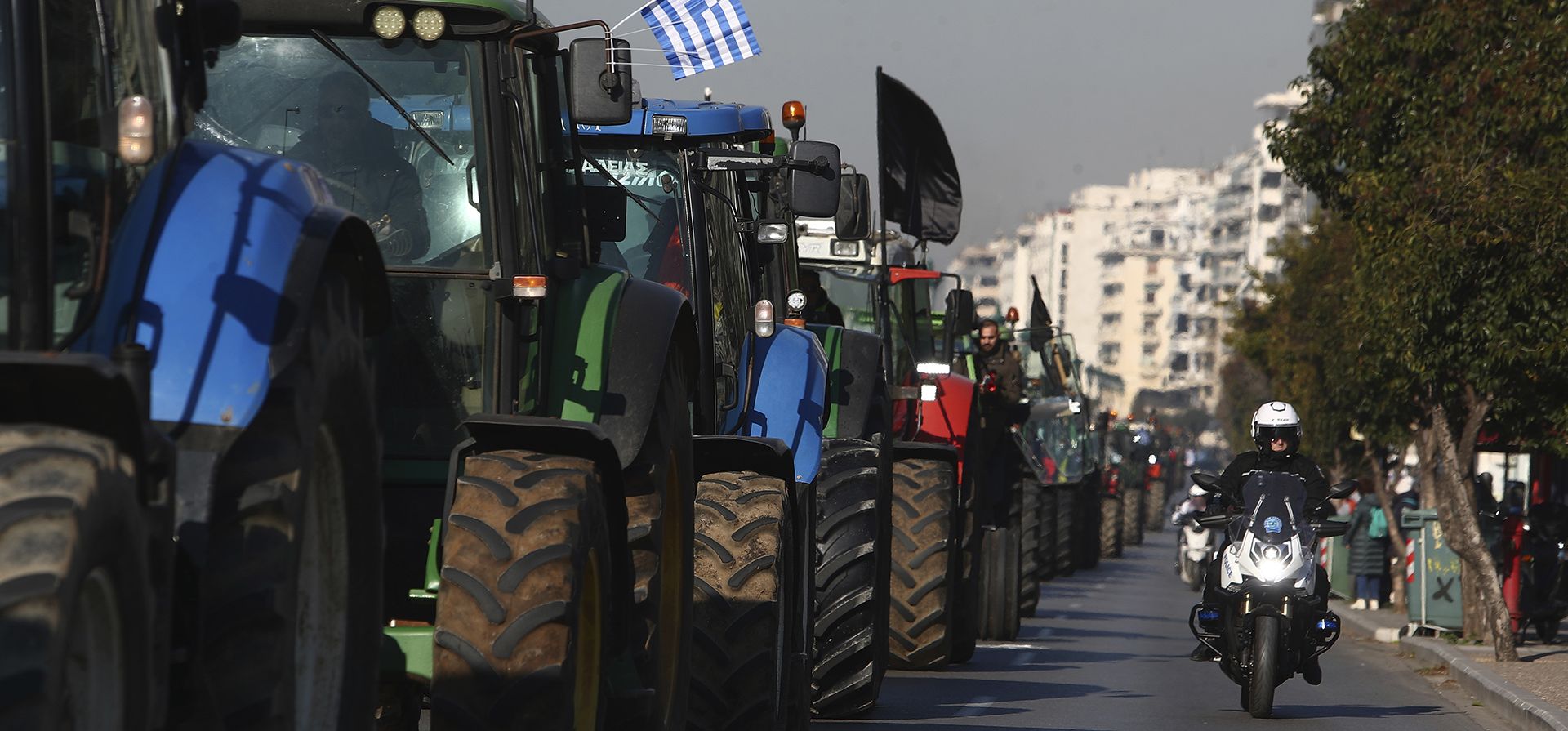 Agricultores que protestan con sus tractores se acercan a una feria agrícola durante una manifestación en la ciudad portuaria de Tesalónica, al norte de Grecia, el jueves 1 de febrero de 2024. Los agricultores griegos, afectados por el aumento de los costos y los daños a las cosechas causados por las recientes inundaciones e incendios forestales, amenazan con bloquear carreteras para presionar demandas de alivio fiscal y mayores pagos de subsidios. (Foto AP/Giannis Papanikos) Agricultores que protestan con sus tractores se acercan a una feria agrícola durante una manifestación en la ciudad portuaria de Tesalónica, al norte de Grecia, el jueves 1 de febrero de 2024. Los agricultores griegos, afectados por el aumento de los costos y los daños a las cosechas causados por las recientes inundaciones e incendios forestales, amenazan con bloquear carreteras para presionar demandas de alivio fiscal y mayores pagos de subsidios. (Foto AP/Giannis Papanikos)