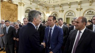 Macri oficializó las líneas de bajo costo, pero postergó darle las rutas a Avianca