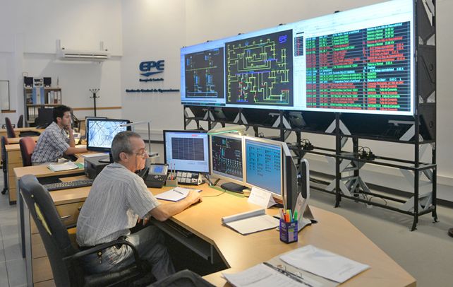 En la nueva central tecnológica de Lagos 3559 se observan las 62 estaciones transformadoras de la provincia. (Foto: E. Rodríguez Moreno)