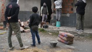 Vecinos miran cómo inhabilitan la casa en la que se planearon los crímenes de trabajadores en marzo.&nbsp;