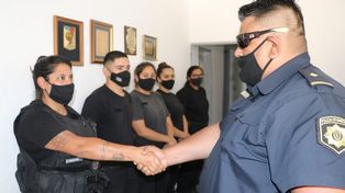 La oficial y ex jefa de la Comisaría 6° de Frontera, María Silvina Asís (izquierza), estrecha la mano de Eletti (derecha) detenidos desde febrero por ser parte de una asociación ilícita en la ciudad santafesina de Frontera, donde cumplían funciones&nbsp;