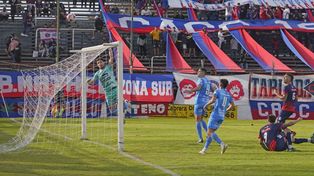 No pudo.&nbsp;El charrúa chocó con la gran tarde del arquero De Feliche de Liniers y se tuvo que conformar con la igualdad.