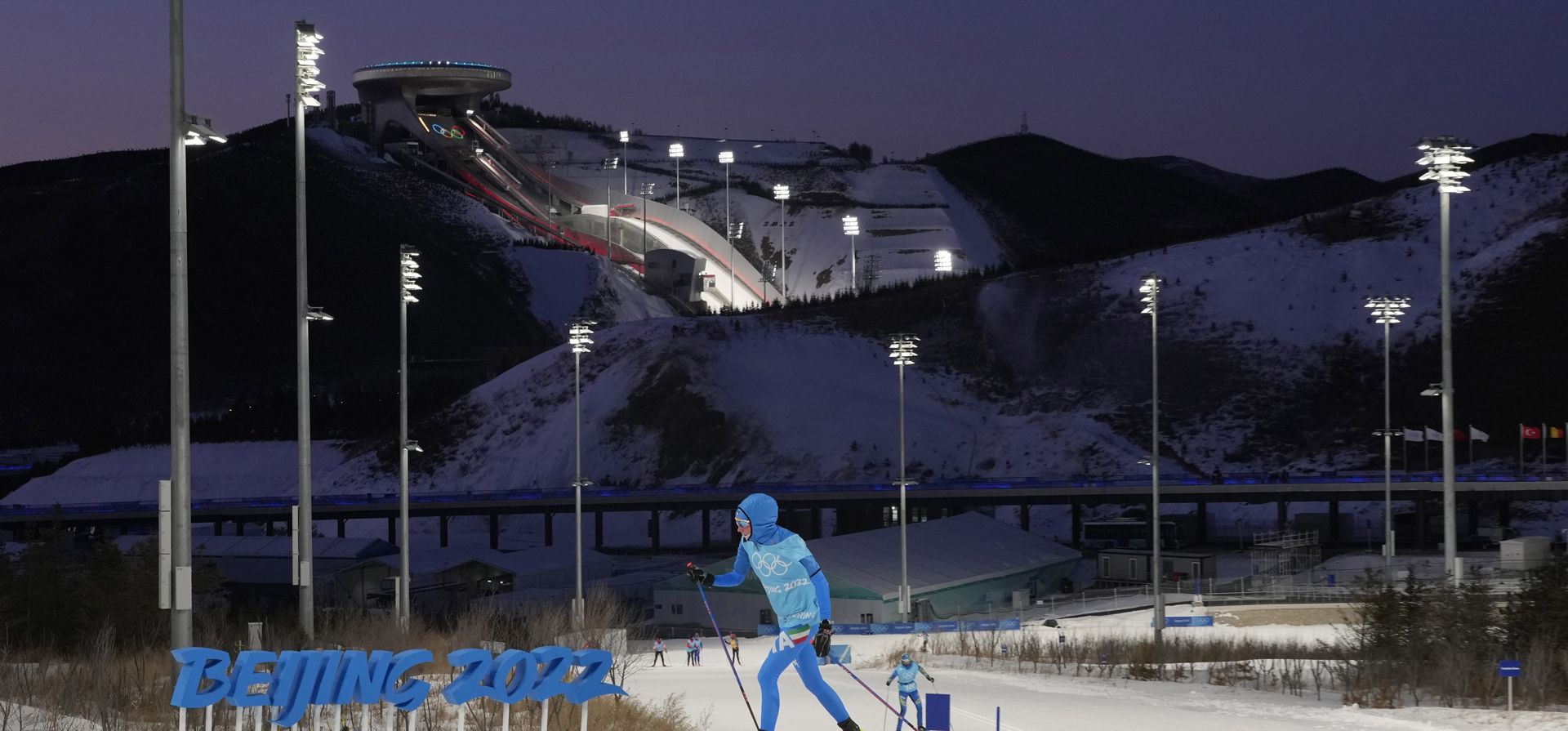 Esquiadores entrenan en la práctica de esquí de fondo antes de los Juegos Olímpicos de Invierno de 2022, el miércoles 2 de febrero de 2022 en Zhangjiakou, China.