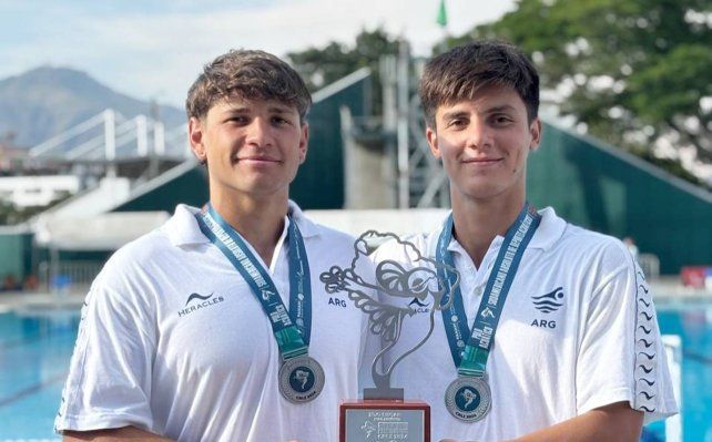 Mateo Freyre y Nicolás Fernández de Regatas integraron la selección nacional de waterpolo en Colombia.