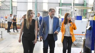 Batakis visitó Briket junto a su titular, Roberto Lenzi y a la directora del banco, Julia Strada.