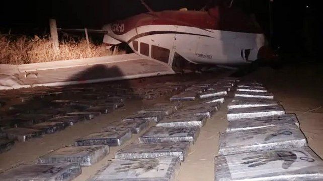 Una avioneta se estrelló en Chacó con más de 300 kilos de cocaína.