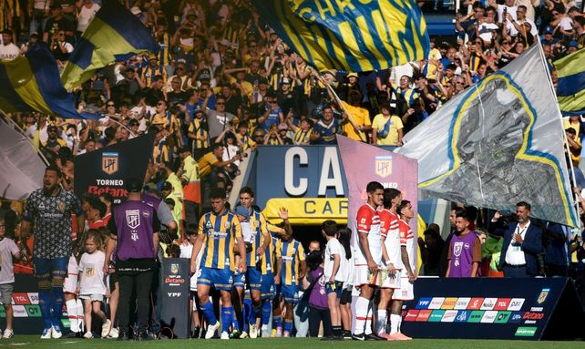 Central ingresa a la cancha, con los jugadores de Estudiantes de espalda. El Canalla ese día quedó eliminado.