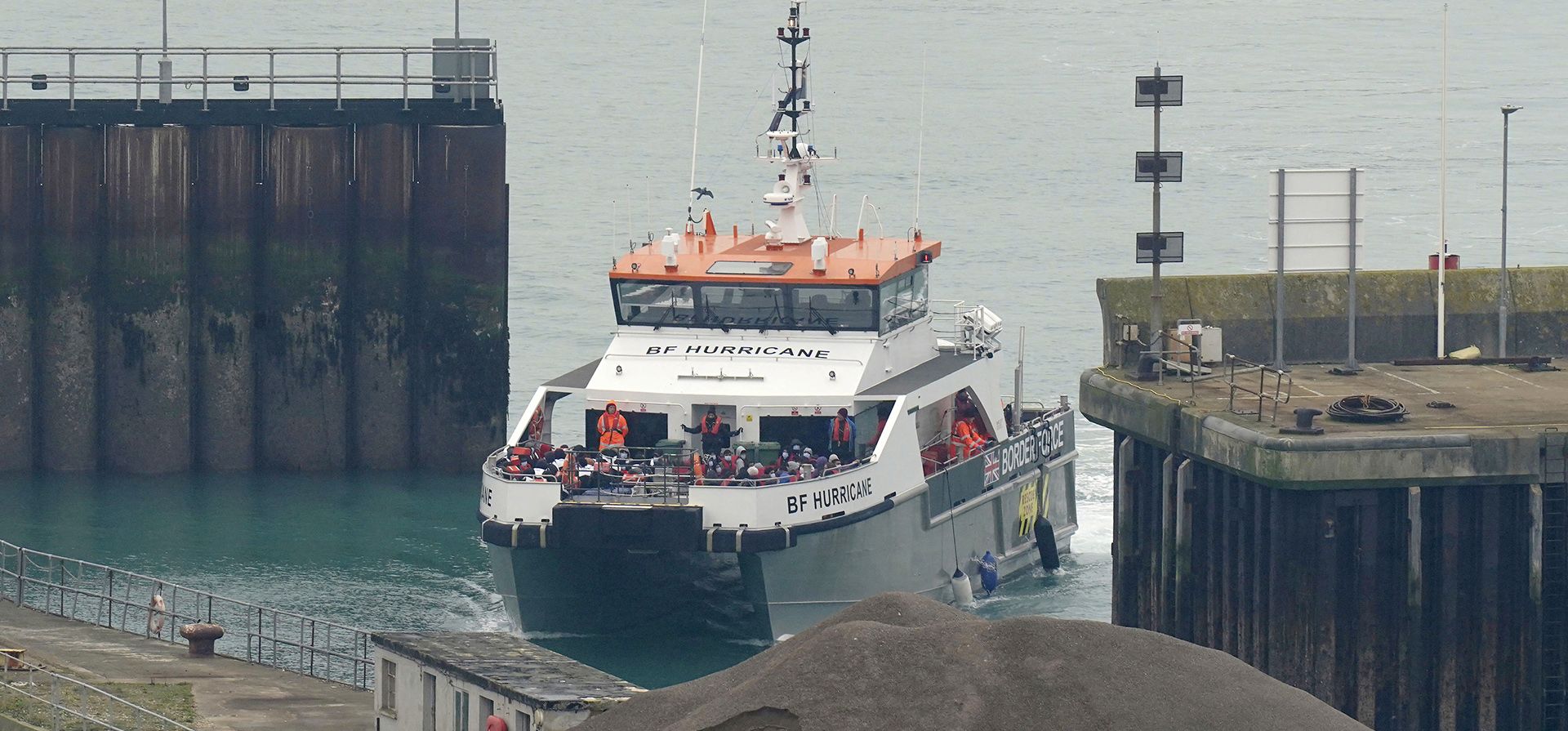 Un barco de la Fuerza Fronteriza Británica que transportaba a un grupo de inmigrantes rescatados después de un incidente con un barco en el Canal de la Mancha llega a un muelle en Dover, Inglaterra, el lunes 14 de noviembre de 2022. Los ministros del Interior del Reino Unido y Francia firmaron un acuerdo el lunes, por el cual más policías estarán patrullando las playas en el norte de Francia en un intento de detener a las personas que intentan cruzar el Canal de la Mancha en pequeñas embarcaciones.