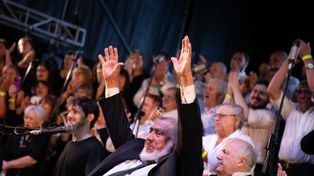 Zamba Quipildor fue distinguido al finalizar su presentación en Timbúes, anunció su retiro como profesional y prometió volver en caso de que avance un proyecto de erigir un escenario permanente.