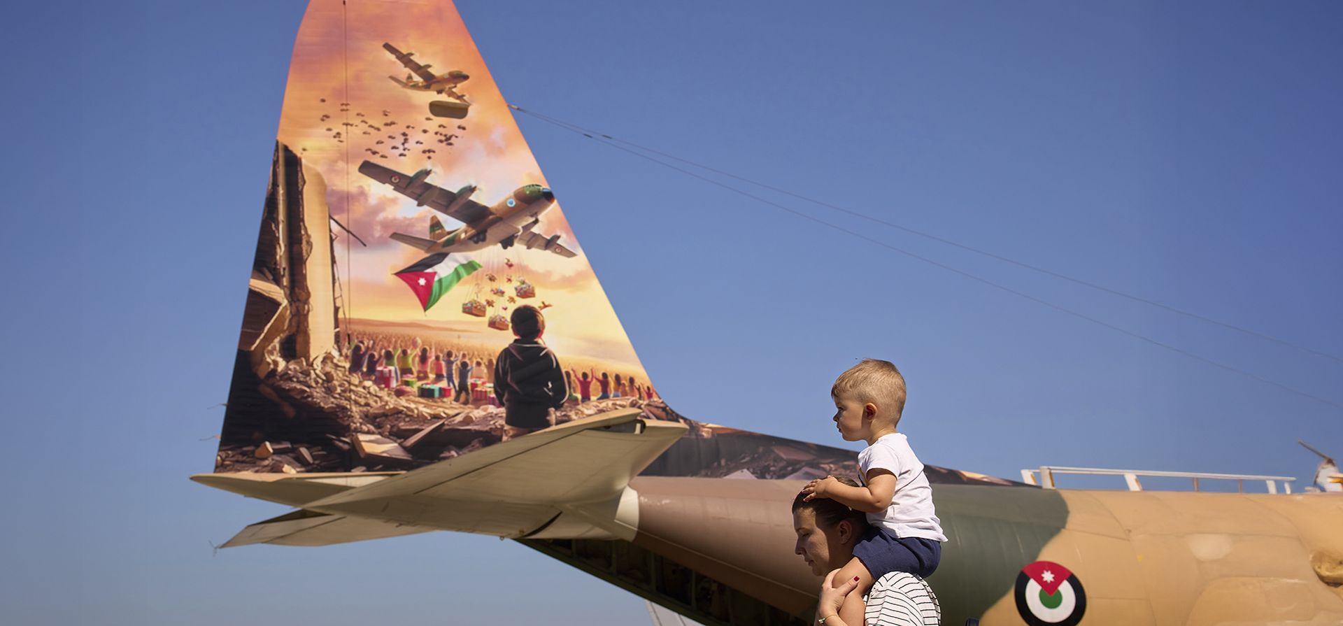 Un helicóptero de combate rumano vuela detrás de un avión de transporte pintado de la Real Fuerza Aérea Jordana, estacionado en la pista del aeropuerto Aurel Vlaicu, un día antes del Salón Aeronáutico Internacional de Bucarest (BIAS 2025), que se celebra este fin de semana en Bucarest, Rumania, el viernes 29 de agosto de 2025. (Foto AP/Vadim Ghirda) Un helicóptero de combate rumano vuela detrás de un avión de transporte pintado de la Real Fuerza Aérea Jordana, estacionado en la pista del aeropuerto Aurel Vlaicu, un día antes del Salón Aeronáutico Internacional de Bucarest (BIAS 2025), que se celebra este fin de semana en Bucarest, Rumania, el viernes 29 de agosto de 2025. (Foto AP/Vadim Ghirda)