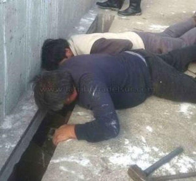 Los operarios de la comuna y de Hidraúlica trabajan en la reapertura de la compuerta.&nbsp;