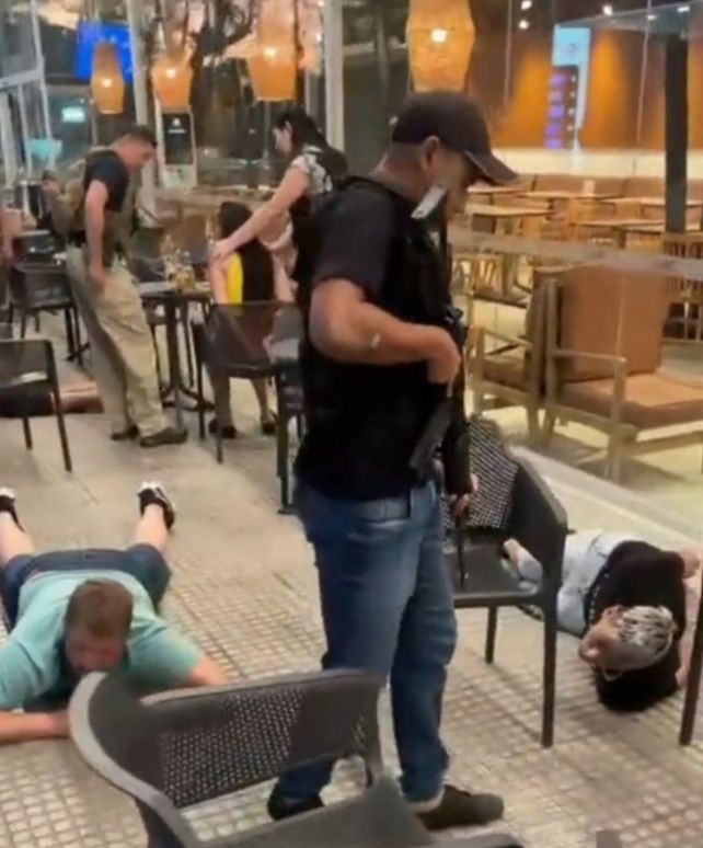 Con armas largas, efectivos de Interpol y la policía paraguaya detuvieron a Rocha y Leguizamón.
