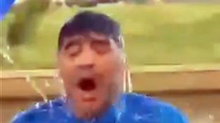 Diego Maradona se sumó al desafío del baldazo de agua y nominó a una estrella de cine