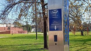 Este sistema es de respuesta rápida, ya que permite una comunicación inmediata con los servicios de emergencia; tiene monitoreo constante, los tótems están conectados a un centro de monitoreo que puede responder a las alerta.