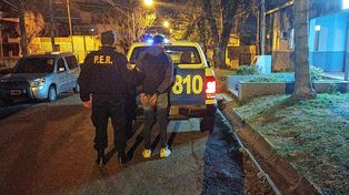 Dos jóvenes alcoholizados agredieron con un golpe de puño a un policía en el casino.