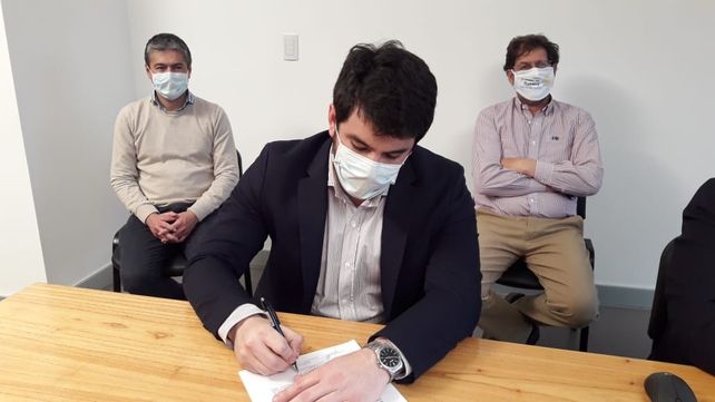 El intendente Chiarella firmando el convenio con el Rotary Club de Venado Tuerto.