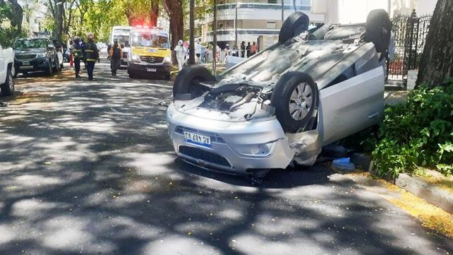 Paraná: Violento vuelco en la zona Parque Urquiza.&nbsp;Foto: Bomberos Voluntarios de Paraná.