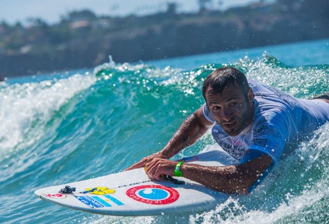 Nicolás Gallegos quedó parapléjico a los 19 y se subió a una tabla de surf a los 35 años.&nbsp;