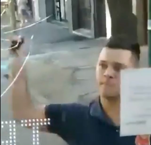 Video: un bombero destrozó a golpes un colectivo