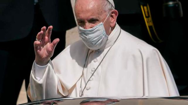 Operan al Papa Francisco de una estenosis diverticular en el colon