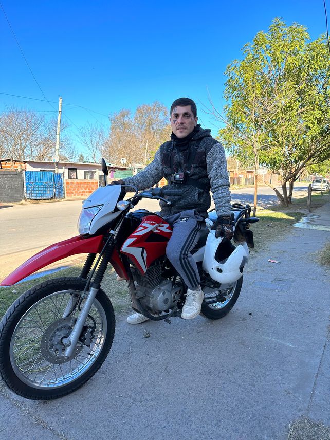 Freej0ta recorre con su XR-150 los pasillos de las periferias contando historias.