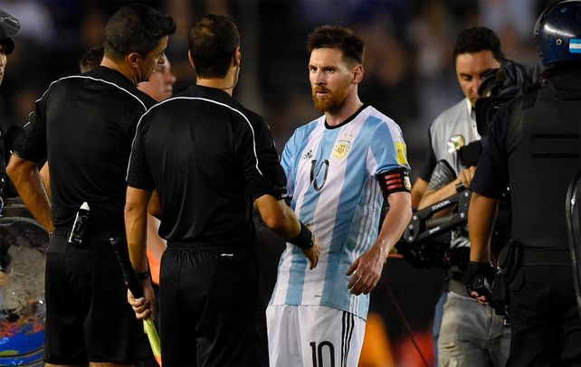 Messi fue suspendido por cuatro fechas tras insultar al juez de línea en el partido ante Chile.