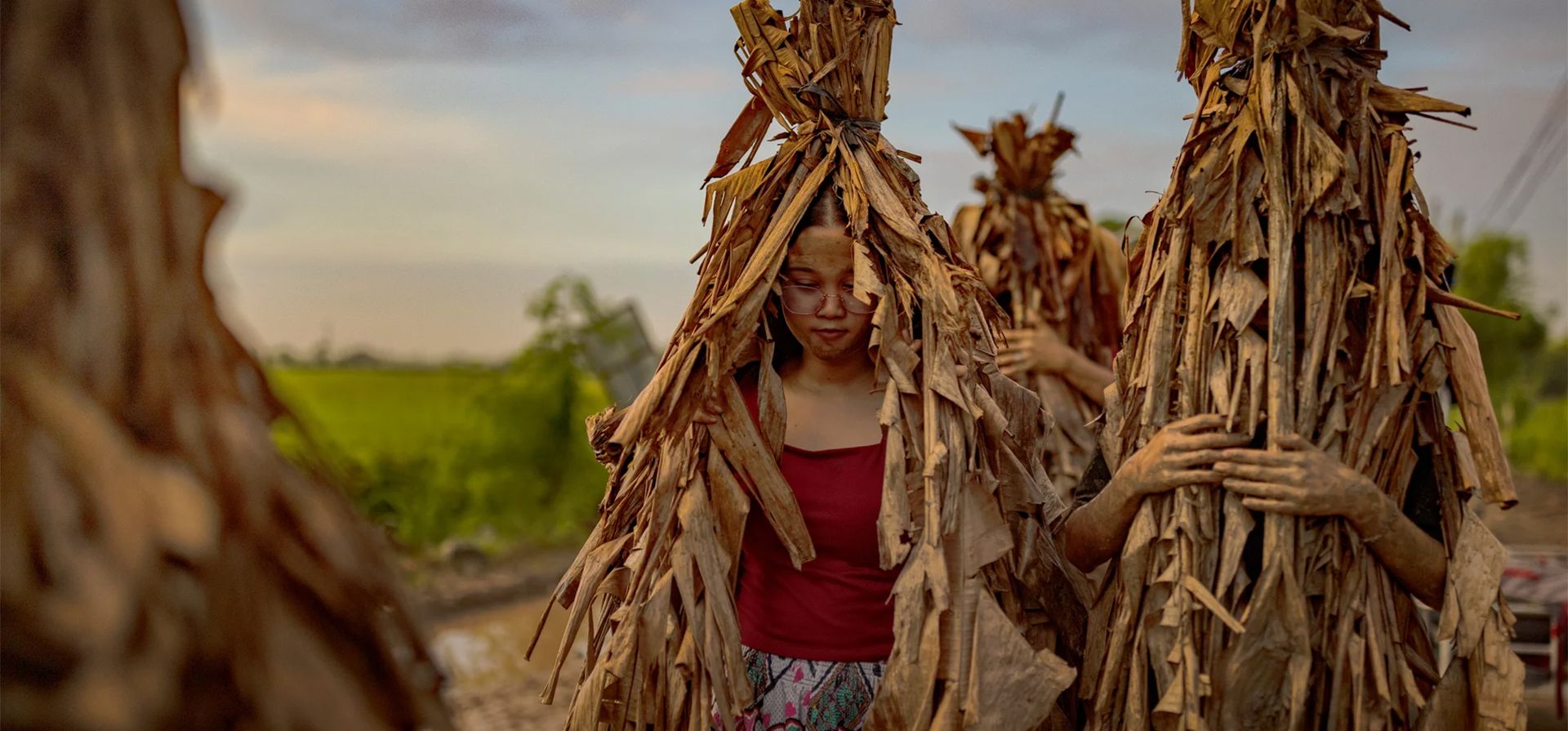 Los devotos de la pequeña aldea agrícola de Bibiclat celebran la fiesta de San Juan Bautista cubiertos de hojas de plátano y barro. Conocido como el Taong Putik (gente del barro), el ritual ocurre anualmente en la pequeña aldea agrícola de Aliaga, Filipinas. Fotografía: Ezra Acayan/Getty Images Los devotos de la pequeña aldea agrícola de Bibiclat celebran la fiesta de San Juan Bautista cubiertos de hojas de plátano y barro. Conocido como el Taong Putik (gente del barro), el ritual ocurre anualmente en la pequeña aldea agrícola de Aliaga, Filipinas. Fotografía: Ezra Acayan/Getty Images