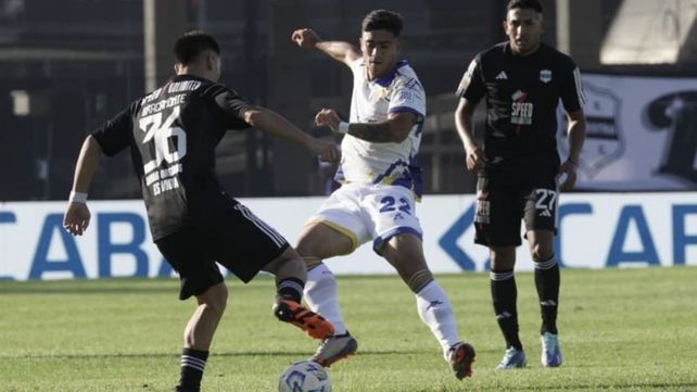 Lautaro Giaccone maniobra en el medio de un duro partido entre Central y Riestra. El Laucha entró por Gaspar Duarte en el entretiempo.