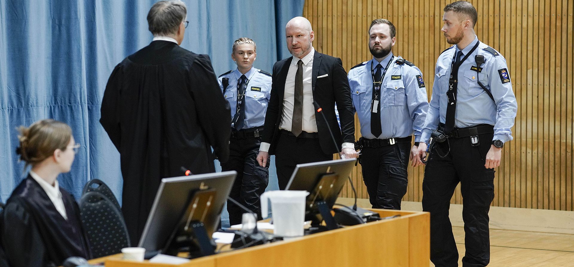 Anders Behring Breivik, llega al tribunal de distrito de Oslo, en Tyristrand, Noruega, el lunes 8 de enero de 2024. Breivik, que mató a 77 personas en un ataque con bomba y tiroteo antiislámico en 2011, compareció ante el tribunal el lunes en una intento de demandar al Estado noruego por violar sus derechos humanos. (Cornelius Poppe/NTB Scanpix vía AP) Anders Behring Breivik, llega al tribunal de distrito de Oslo, en Tyristrand, Noruega, el lunes 8 de enero de 2024. Breivik, que mató a 77 personas en un ataque con bomba y tiroteo antiislámico en 2011, compareció ante el tribunal el lunes en una intento de demandar al Estado noruego por violar sus derechos humanos. (Cornelius Poppe/NTB Scanpix vía AP)